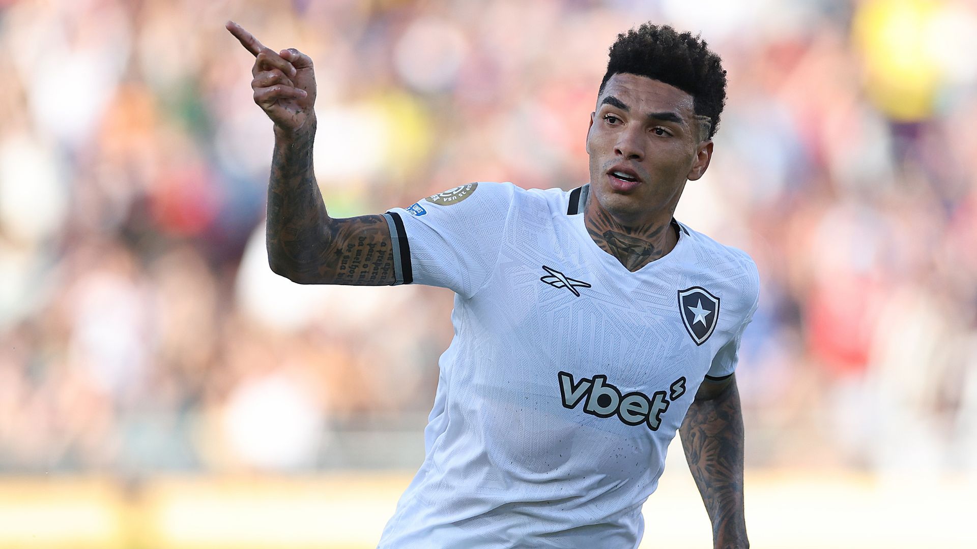 Igor Jesus comemora gol contra o PSG