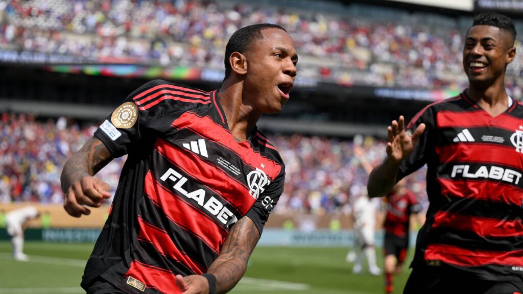Wallace e Bruno Henrique comemorando o gol contra o Chelsea. Foto:: David Ramos / GETTY IMAGES NORTH AMERICA / Getty Images via AFP