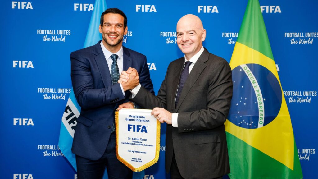 Samir Xaud, presidente da CBF, ao lado de Gianni Infantino para discutir Copa do Mundo de Clubes no Brasil