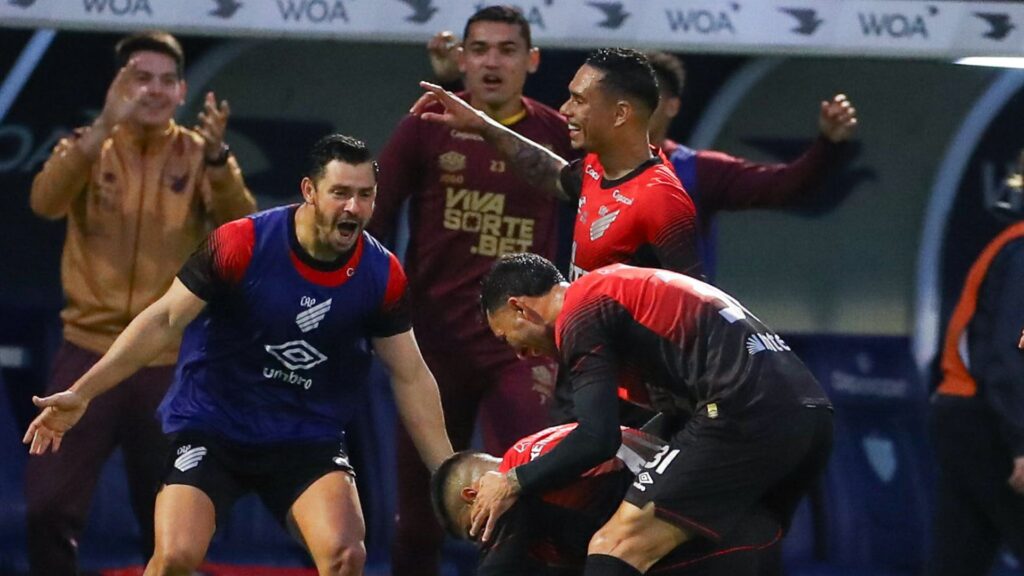 Renan Peixoto (caído) marcou um golaço na vitória do Athletico.