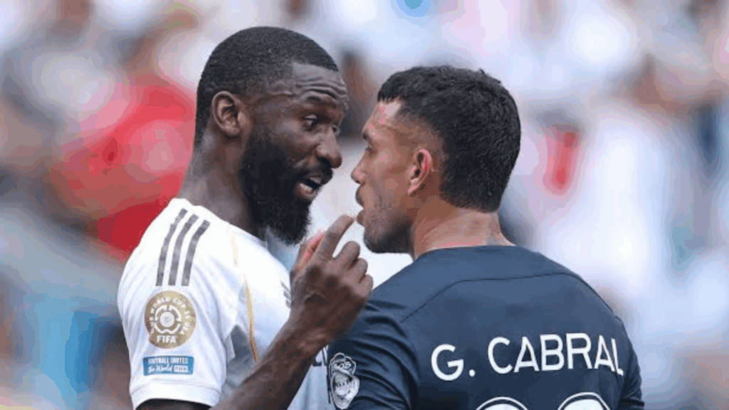 Antonio Rüdiger denunciou atitude racista do zagueiro Cabral em jogo entre Real Madrid e Pachuca.