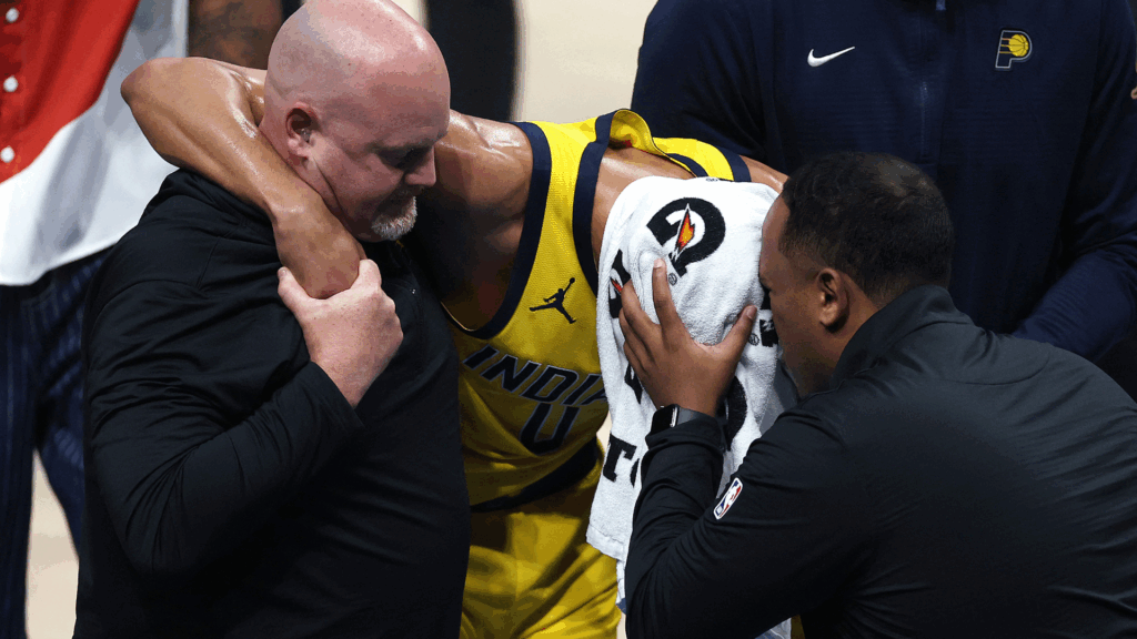 Tyrese Haliburton precisou sair amparado de jogo 7 diante do OKC, no último domingo