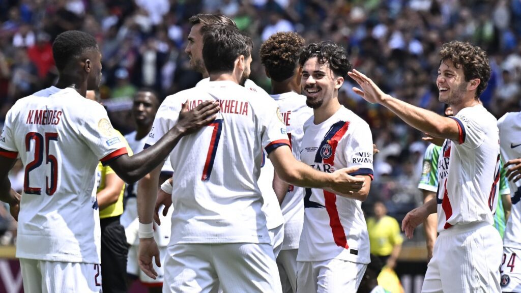 Jogadores do PSG comemoram gol nos Estados Unidos