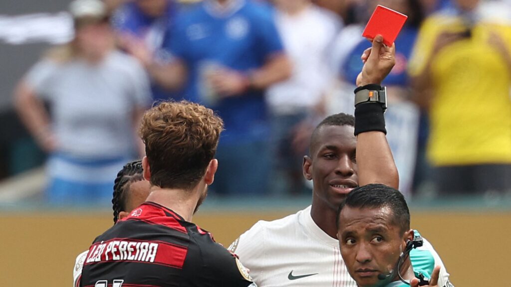 Jackson recebeu cartão vermelho na derrota do Chelsea