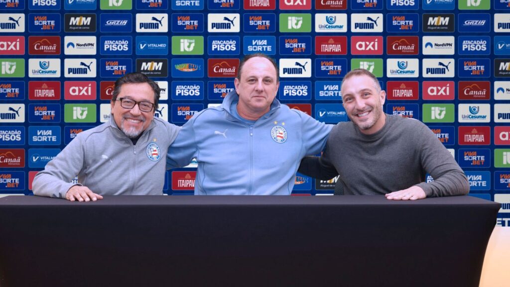 Rogério Ceni (ao centro) renovou contrato com o Bahia (Foto: Divulgação)