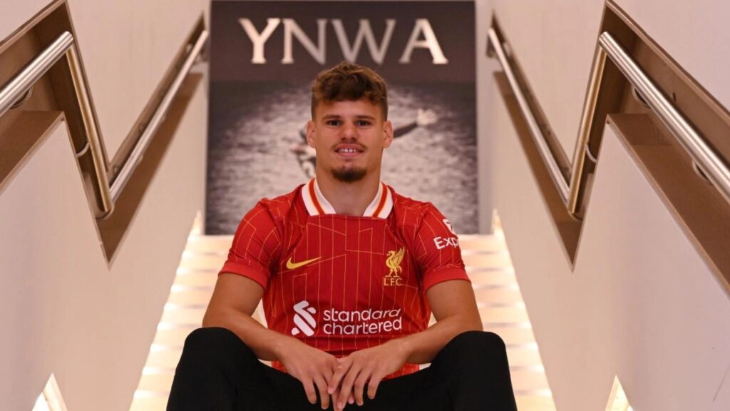 Kerkez com a camisa do Liverpool