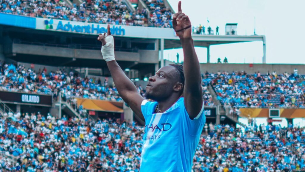Jérémy Doku fez um dos gols da vitória do Manchester City (Foto: Reprodução)