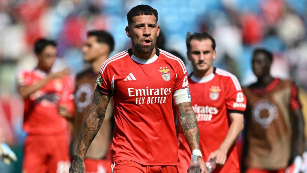 Otamendi permanece no Benfica por pelo menos mais uma temporada. Foto: Paul ELLIS / AFP