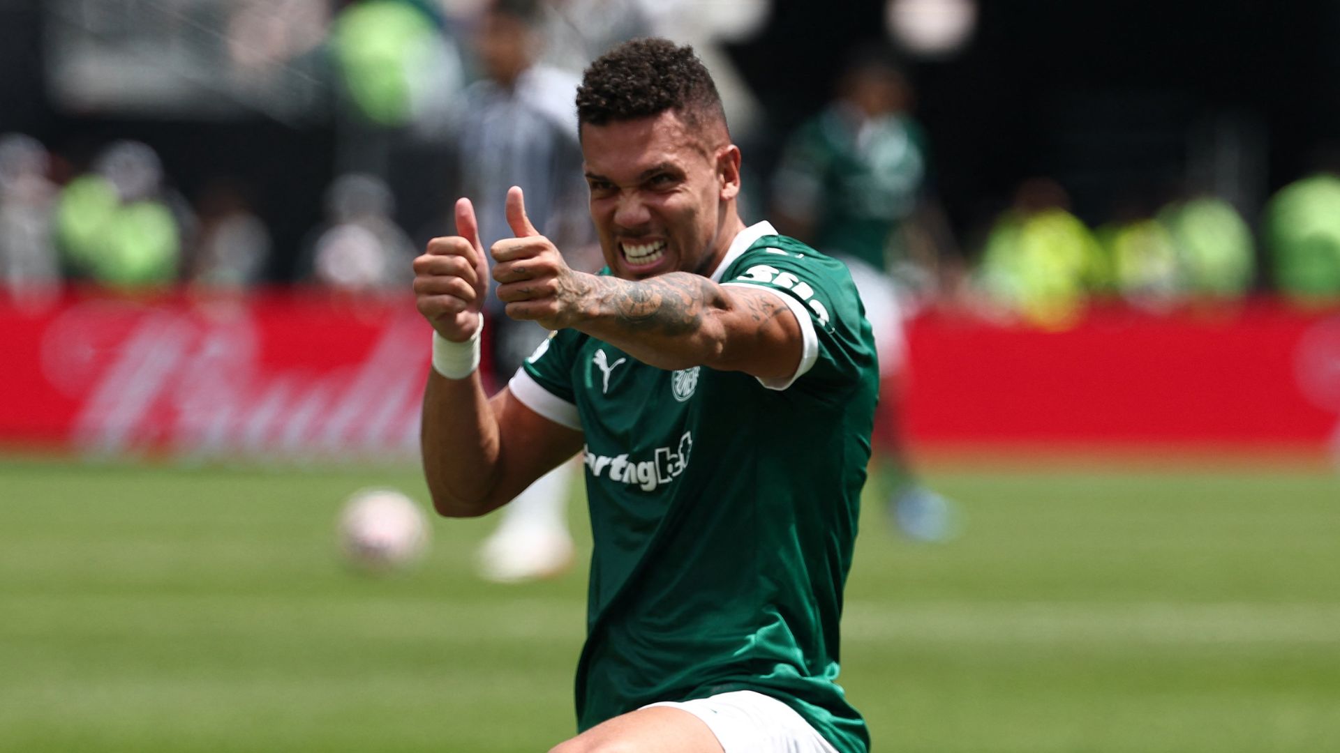 Paulinho comemora gol do Palmeiras