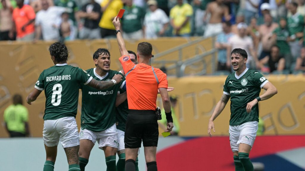 Gustavo Gómez foi expulso durante a vitória do Palmeiras.