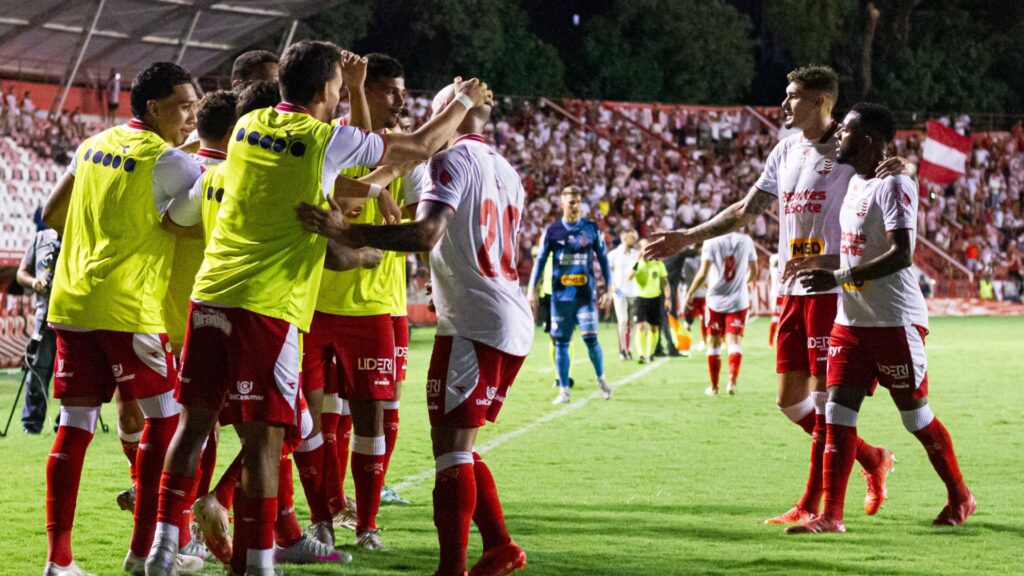 Jogadores do Náutico comemoram gol contra Maringá