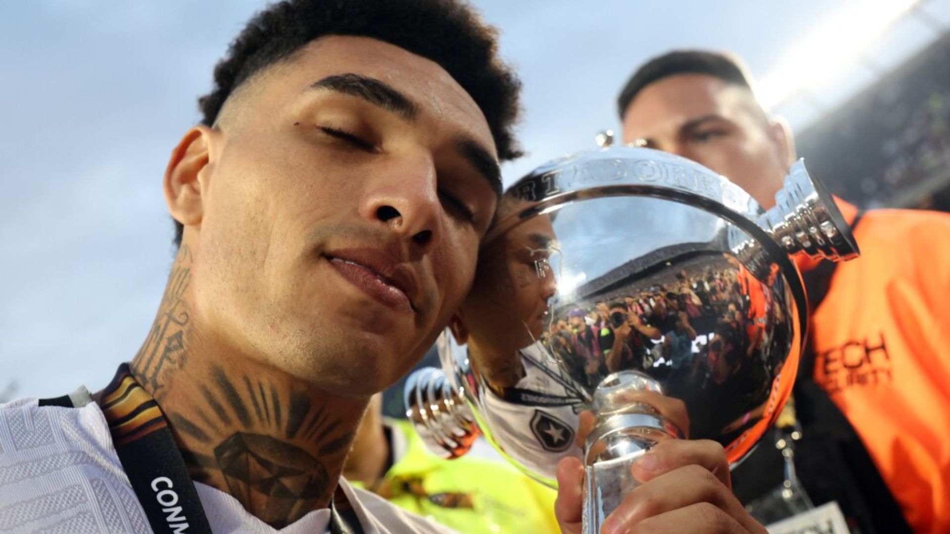 Igor Jesus com taça da Libertadores