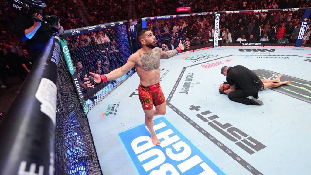 Topuria após derrotar Charles Do Bronx. Foto: Reprodução/UFC