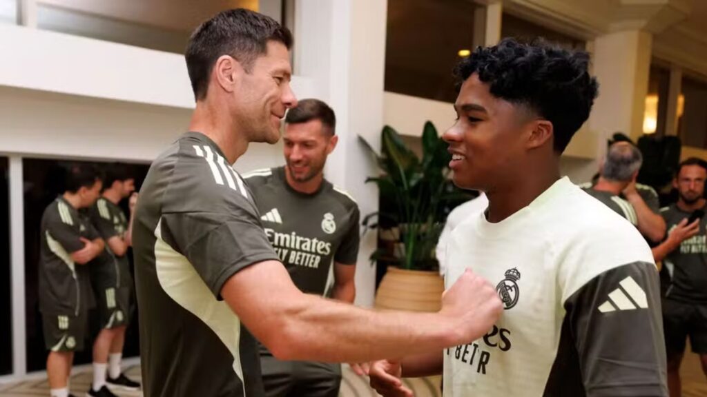 Endrick ao lado de Xabi Alonso