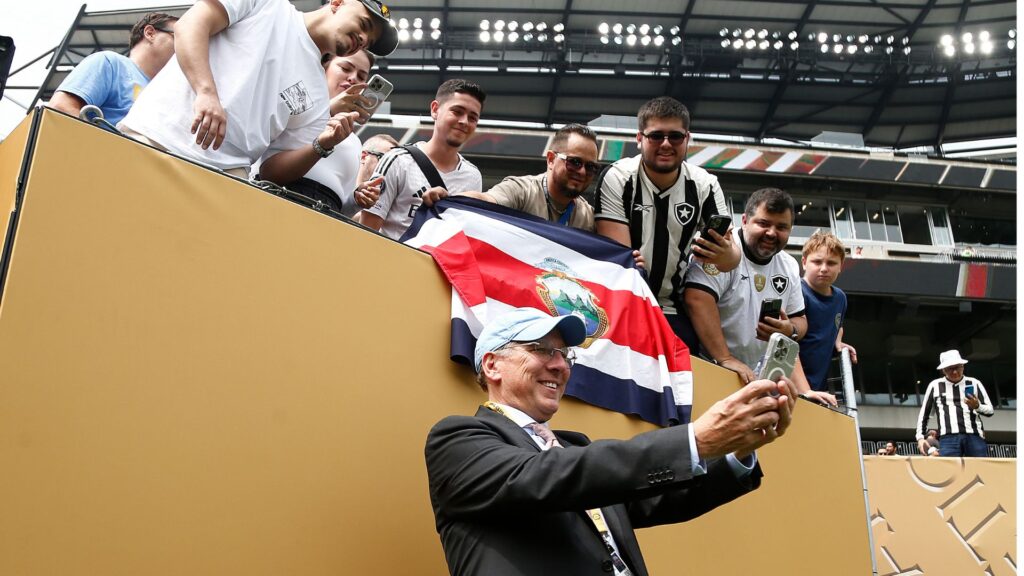 John Textor com torcedores do Botafogo nos EUA