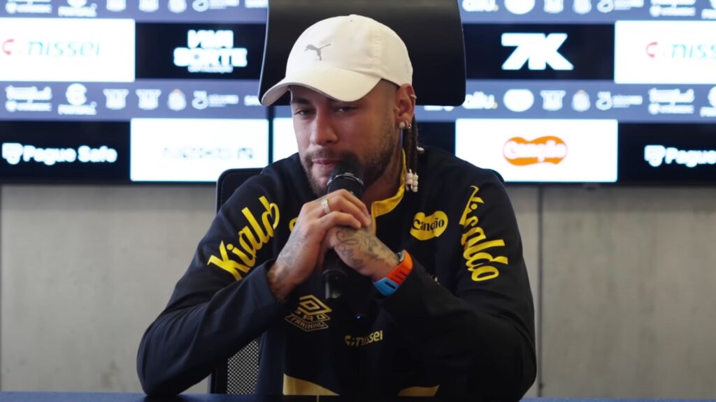 Neymar durante coletiva com amigos e familiares