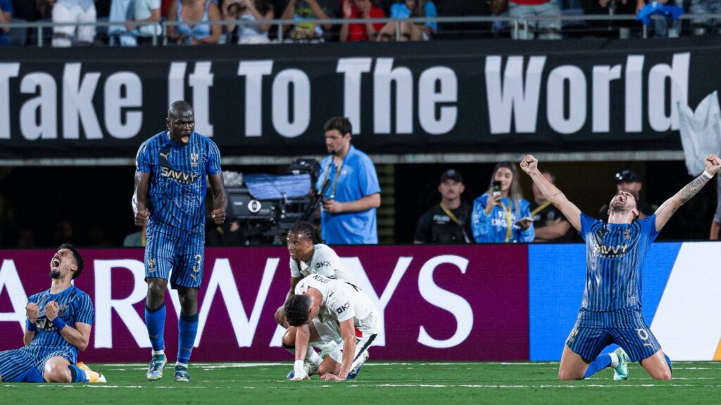 Jogadores do Al-Hilal comemoram vitória histórica