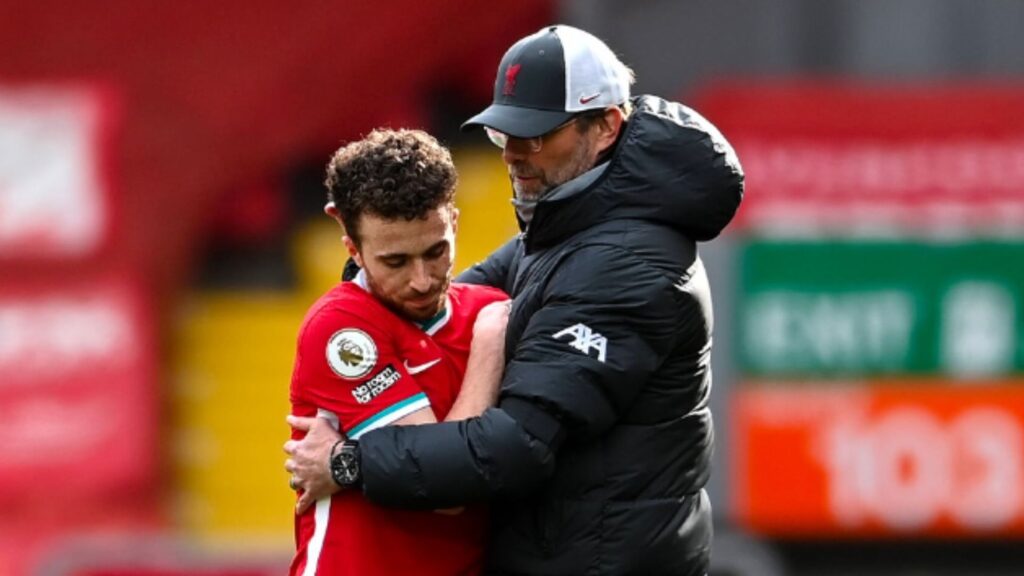 Diogo Jota ao lado de Jürgen Klopp