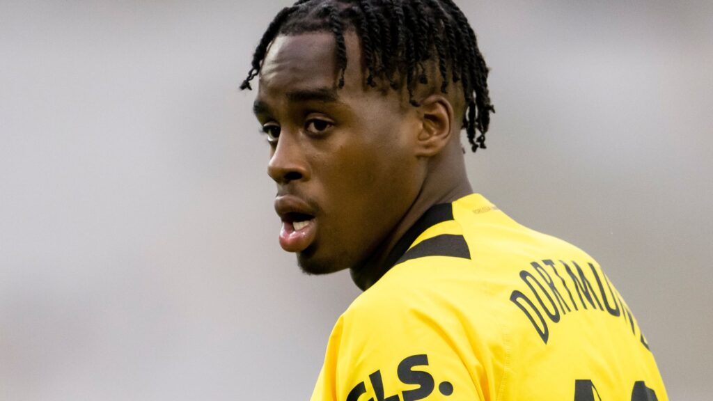 Jamie Bynoe-Gittens deixa o Borussia Dortmund rumo ao Chelsea (Foto: Reprodução)