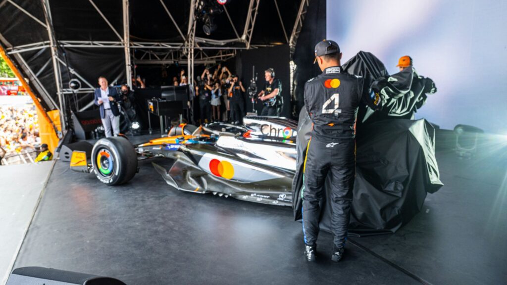 Carro prateado da McLaren para o GP da Inglaterra (Foto: Reprodução)