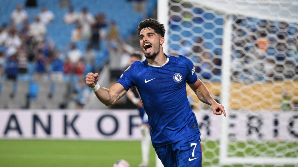 Pedro Neto pode desfalcar o Chelsea contra o Palmeiras. Foto: Federico PARRA / AFP