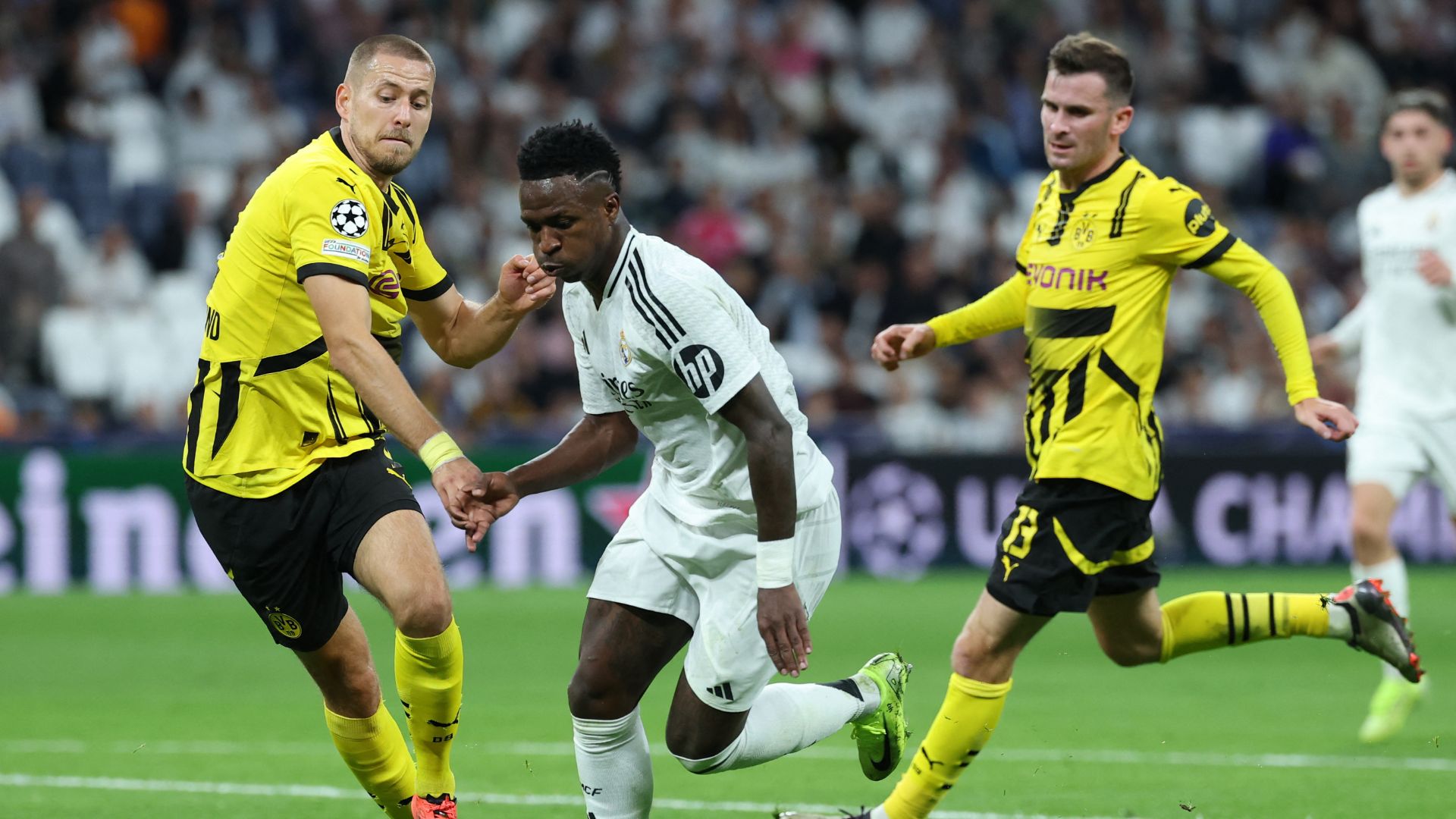 Vini Jr. em campo contra o Borussia