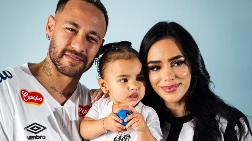 Neymar com a filha Mavie e a esposa Bruna Biancardi (Foto: Reprodução)