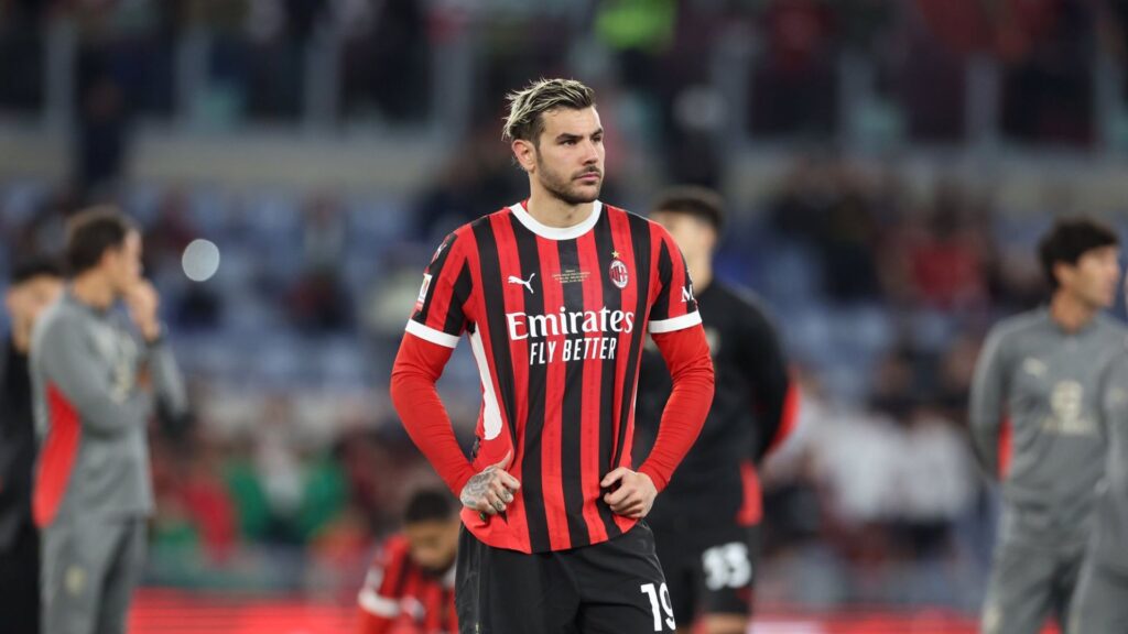 Theo Hernández em campo pelo Milan