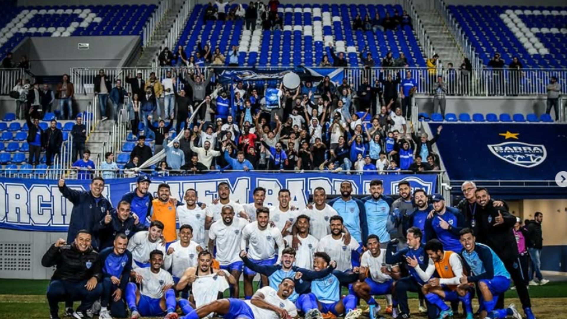 Elenco do Barra comemora classificação