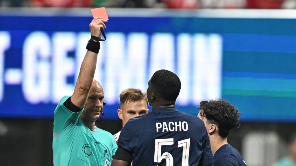 Zagueiro do PSG, Pacho foi expulso nas quartas de final