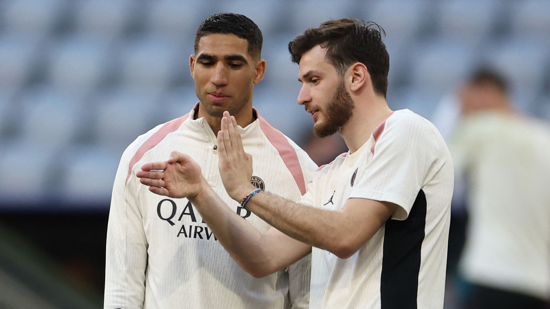 Hakimi e Kvaratskhelia em treino do PSG