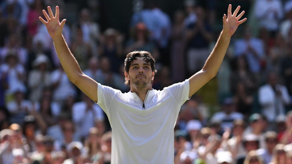 Taylor Fritz venceu Karen Khachanov nas quartas de final de Wimbledon (Foto: Reprodução)