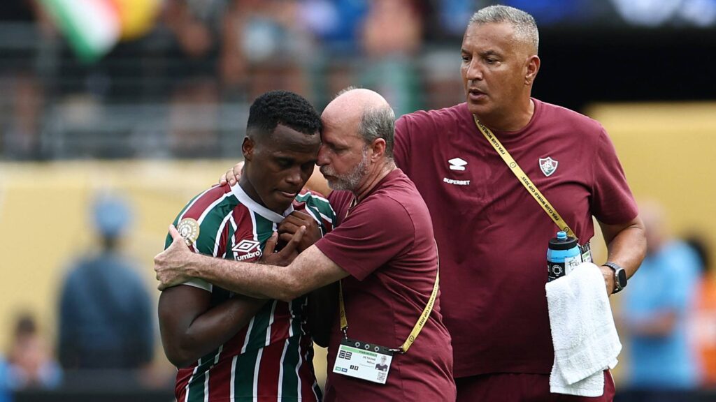 Jhon Arias foi amparado por membros da comissão técnica após o apito final. Foto: FRANCK FIFE / AFP