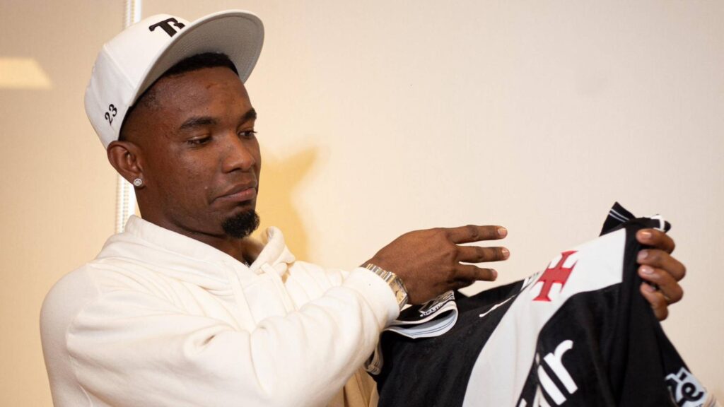 Thiago Mendes desembarcou no Rio de Janeiro nesta terça-feira (8). Foto: Matheus Lima/ Vasco