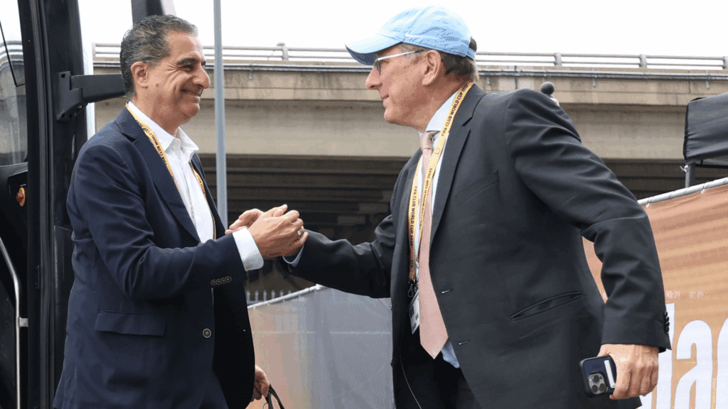 Renato Paiva e John Textor se cumprimentam antes de eliminação do Botafogo