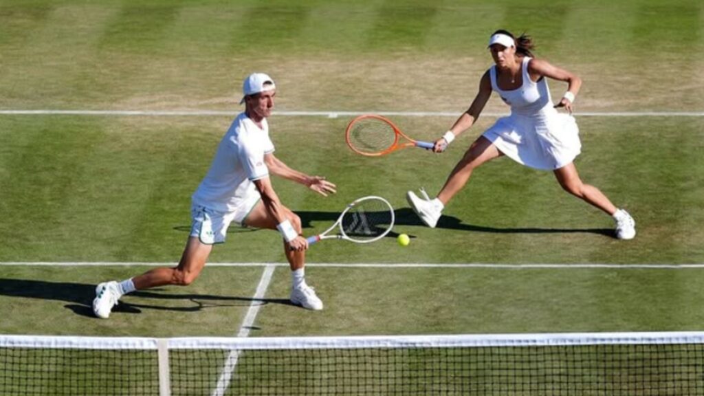 Luisa Stefani durante partida em Wimbledon
