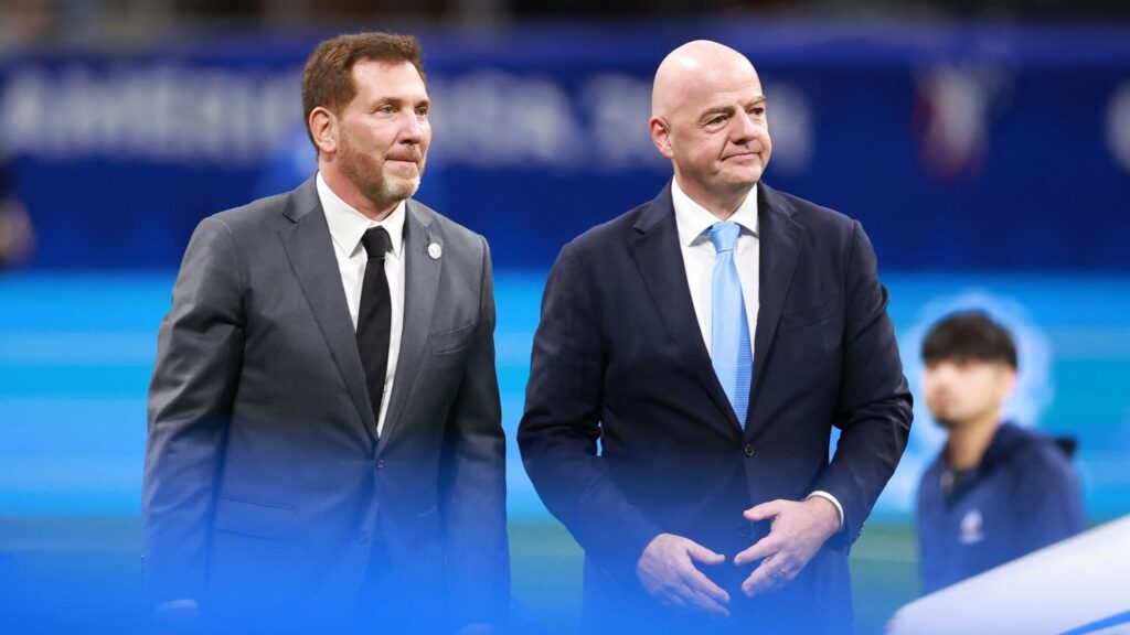 Alejandro Domínguez, presidente da Conmebol, e Gianni Infantino, presidente da FIFA (Foto: Hector Vivas/Getty Images via AFP)