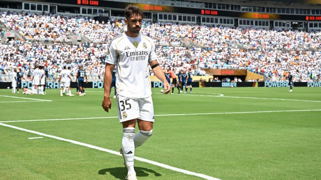 Raúl Asencio durante partida do Real Madrid na Copa do Mundo de Clubes