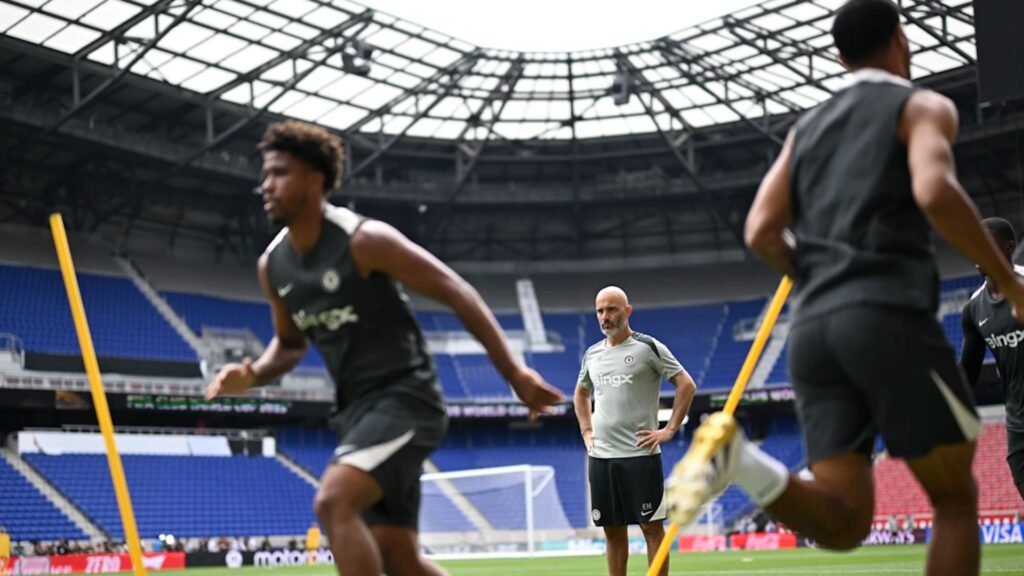 Enzo Maresca durante treino do Chelsea