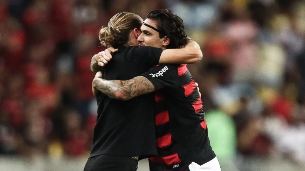 Filipe Luís e Pedro em jogo do Flamengo.