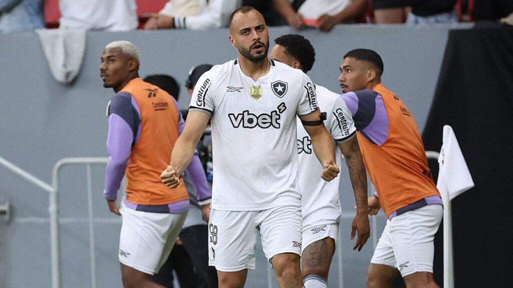 Arthur Cabral marcou seu primeiro gol com a camisa do Botafogo.