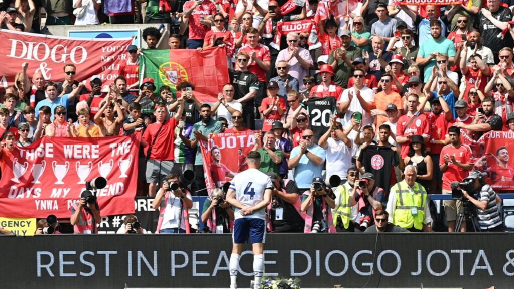 Torcida do Liverpool homenageia Diogo Jota