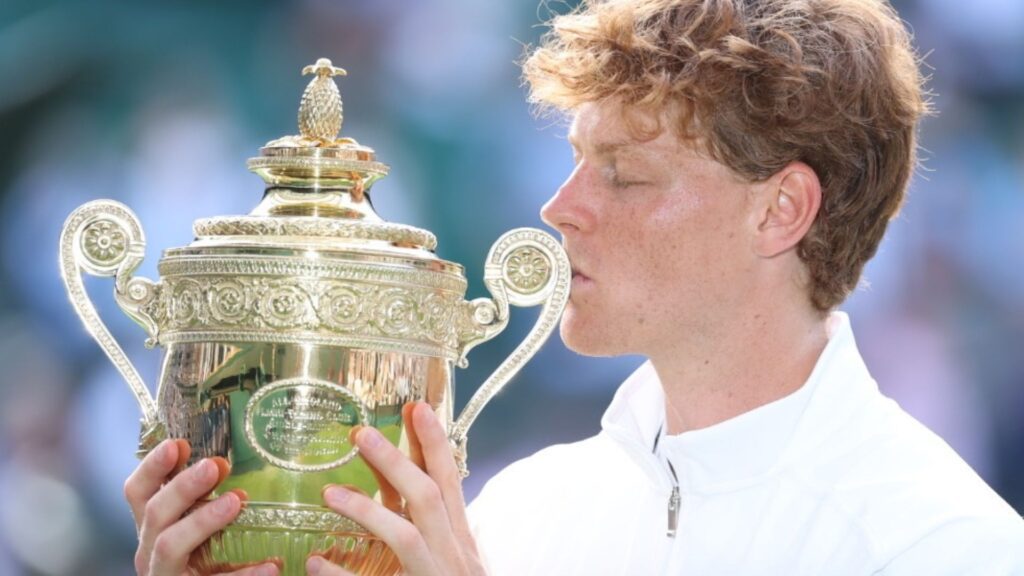 Jannik Sinner com troféu de Wimbledon