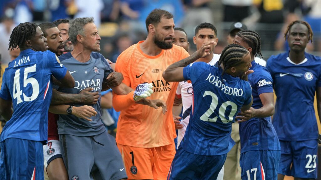 Confusão entre Luis Enrique e João Pedro.