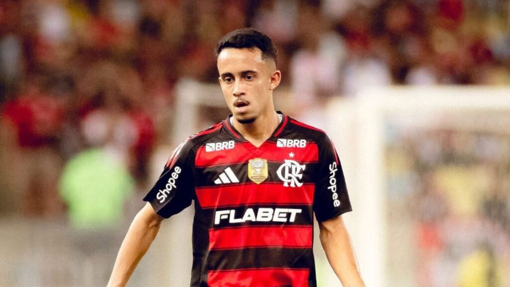 Matheus Gonçalves em jogo do Flamengo.