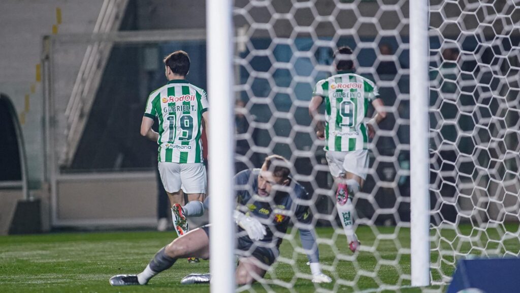 Gilberto marcou os dois gols da vitória do Juventude.