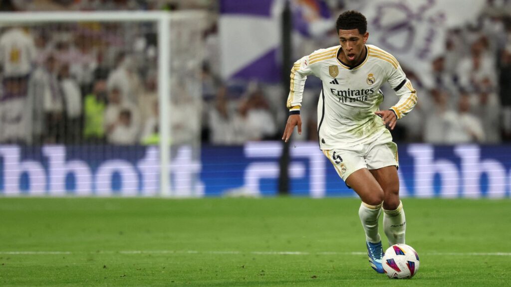 Jude Bellingham em partida entre Real Madrid e Rayo Vallecano (Foto: Pierre-Philippe Marcou/AFP)