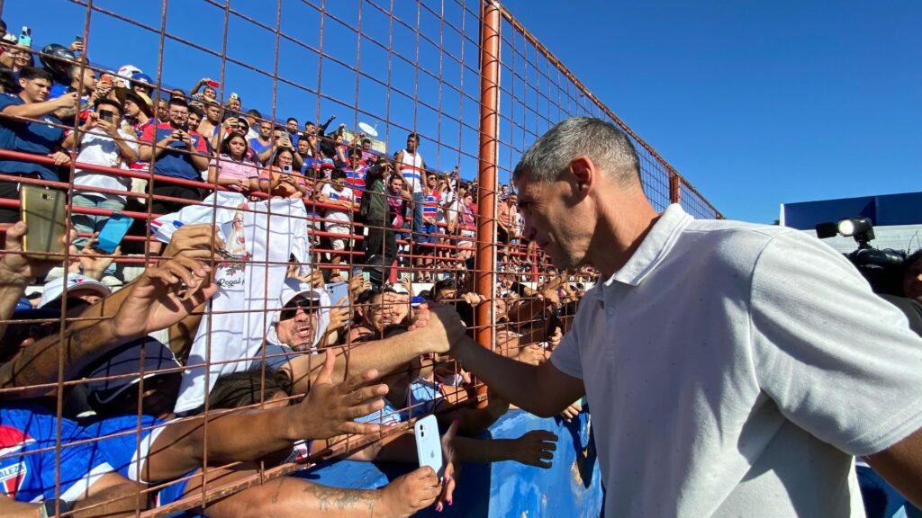 Juan Pablo Vojvoda foi recebido por centenas de torcedores (Foto: Raisa Martins/SVM)
