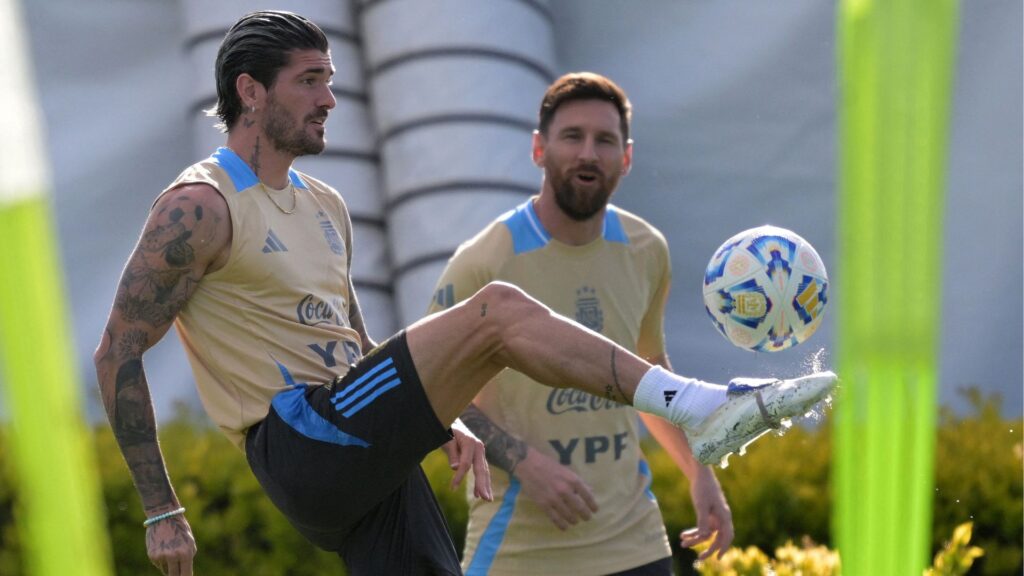 De Paul com Messi em treino da Argentina