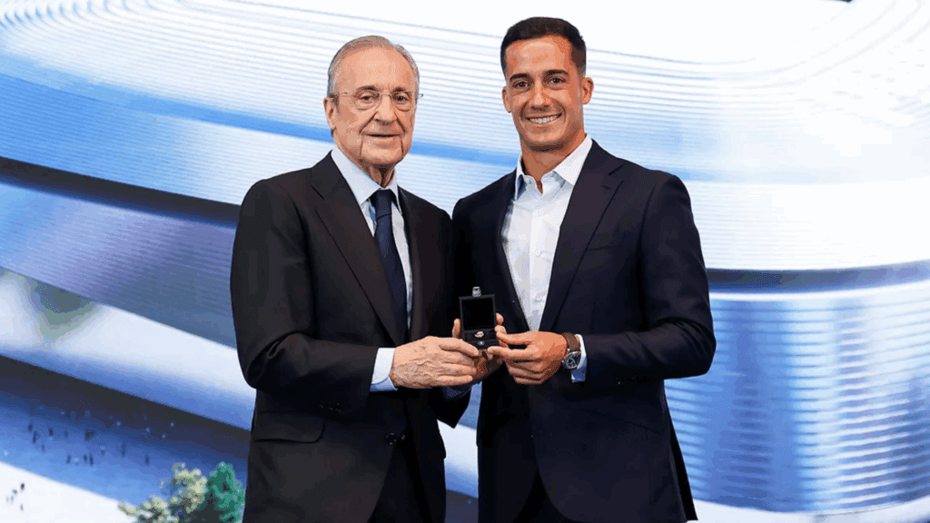 Lucas Vázquez recebeu homenagem do presidente do Real Madrid, Florentino Pérez